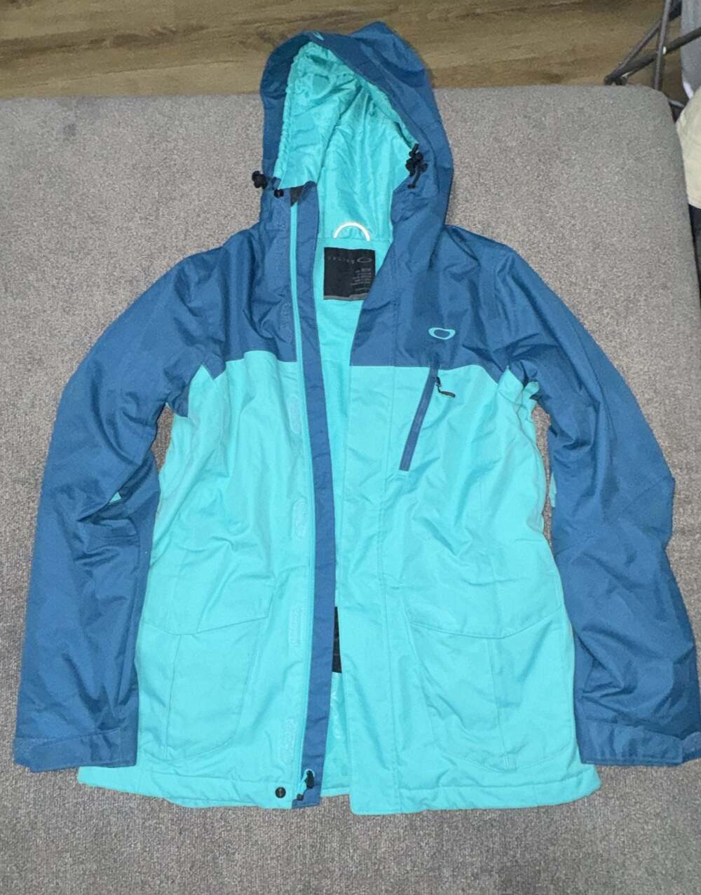Oakley Two-Tone Blue and Turquoise Insulated Snow Jacket Size Medium